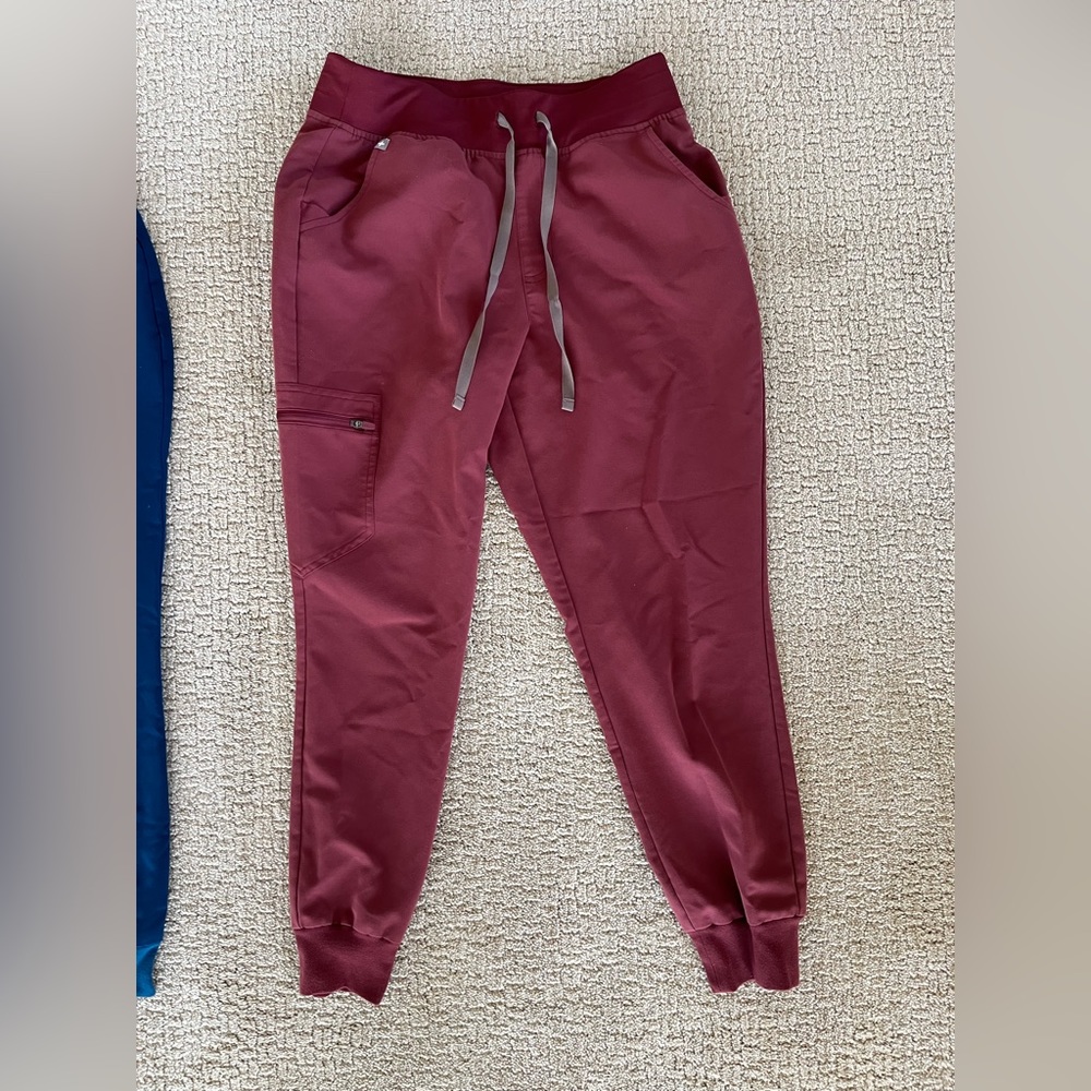 FIGS women’s scrubs jogger bottoms in dark cherry size medium/petite